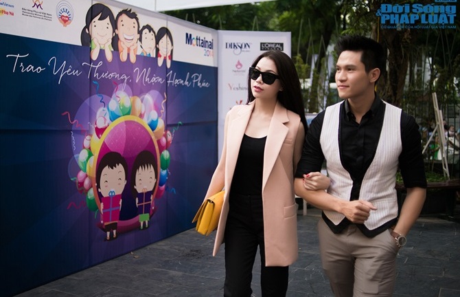 Trà Ngọc Hằng thân thiết với trai đẹp Minh Anh tại Hà Nội